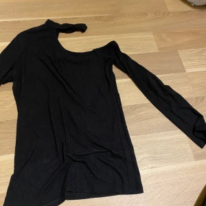 Tröja med detalj - Jätte fin tröja med fin cut out, knappt använd 