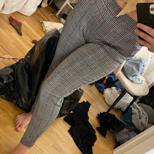 Rutiga kostymbyxor  - Rutiga gråa kostymbyxor, knappt använda! Storlek M. 50kr! Frakt tillkommer eller så kan jag mötas upp i Helsingborg☺️