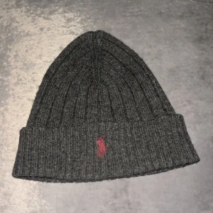 Ralph Lauren mössa OANVÄND 100% Ull (äkta) - Säljer min fina RL mössa (oanvänd) som är gjord av 100% ull, den håller så varmt på vintern och är jättefin. Köpte denna för 499:- men har aldrig kommit till användning! Är du intresserad eller har frågor är det bara skriva i chatten, pris kan diskuteras vid snabb affär 😊