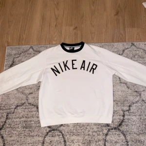 Trendig Nike sweater  - Superfin trendig äkta NIKE sweater säljer pga att det inte riktigt är min stil och den därav inte kommit till användning. Tröjan är endast använd 1 gång och är därav i superfint skick! Köparen står för frakten som ligger på 63 kr. Bara att höra av sig om man har några frågor 💘 Budgivning i kommentarerna! 