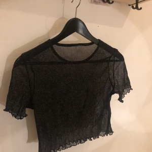 Mesh topp - Perfekt fest topp, svart glittrig, croppad och genomskinlig! 