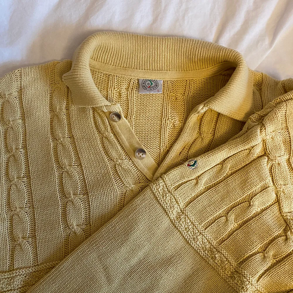 Skitsnygg gul stickad tröja från Boomerang. Köpt på plick, tror förra ägaren har sytt någon slags sömn vid muddarna vid armarna, annars väldigt bra skick. Färgen är svår att få på bild, men det är en ljusgul/gul färg.. Tröjor & Koftor.