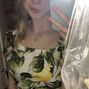 H&M tröja  - Fin o somrig tröja från hm jag sytt om så den ska se snyggare ut på. 100kr med frakt