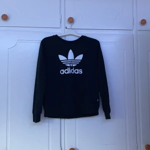 Adidas tröja - En svart adidas tröja med vit adidas logga. Tröjan är fläckfri och har inga hål😃✨🥰🙌