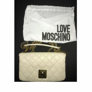 Moschino väska  - Är i nytt skick! Tillkommer dustbag. Har flera fack som ni ser på bilden så den är väldigt rymlig. 