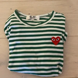 PLAY comme des GARCONS tröja❤️ - Play comme des garcons grön randig långärmad tröja. Den är i ett mycket bra skick. Bara tvättad några få gånger💕köpte tröjan för c 1300 kr. Den är i Storleken M men skulle säga att den passar mer som en S, då de är mindre i storleken. Frakten står jag för⭐️priset kan diskuteras !