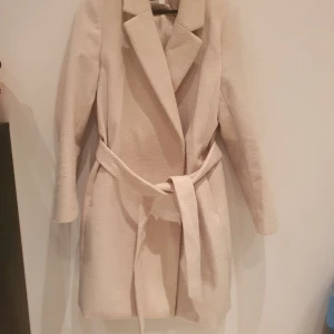 Vit kappa - Vit kappa från H&M i storlek 44