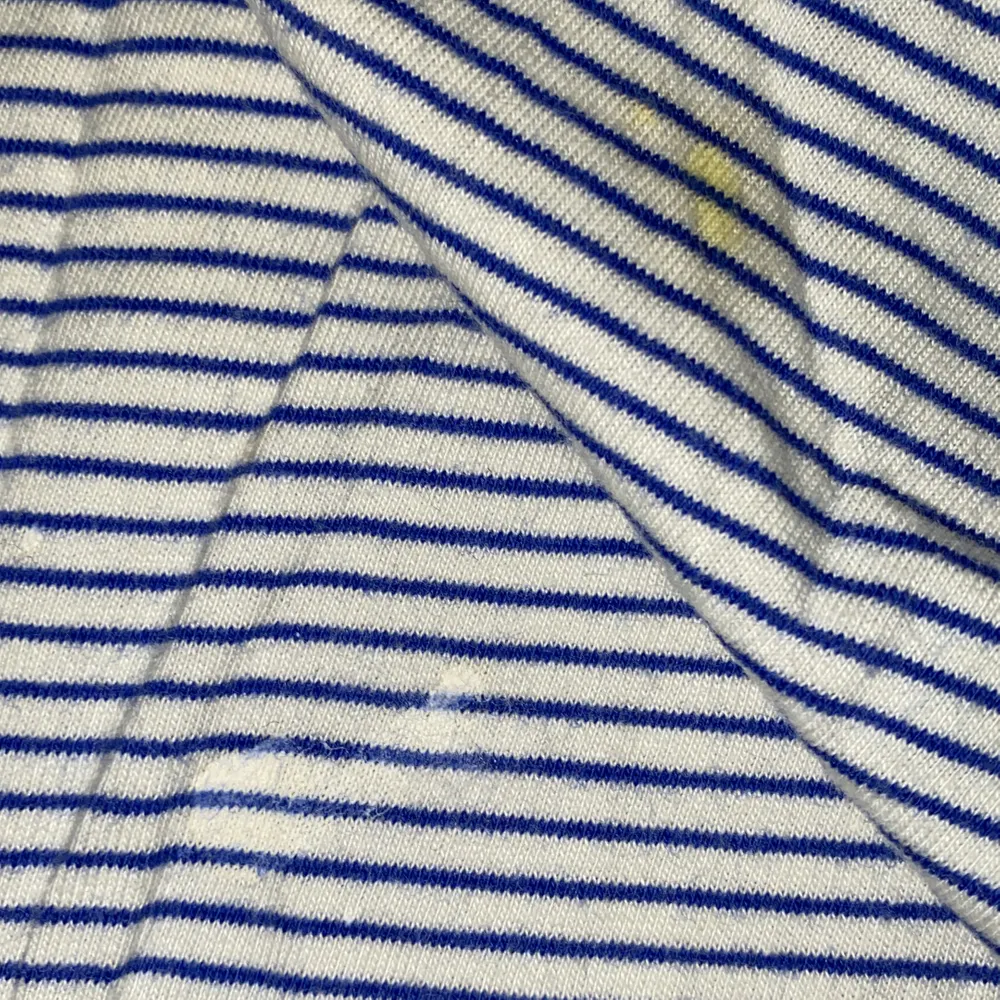 Jättefin långärmad mango t-shirt vit med smala mörkblå ränder.🤍💙 Bra/acceptabelt skick då den har två små fläckar (se bild 3). Säljer pga för liten. (Storlek XXS/ 11/12 år, jag är XS/S). Superskön, mjuk och bekväm då det endast är 100% cotton/bomull. Passar bra till tex mörkblå jeans eller shorts. (Självklart stryker jag den innan försäljning) DM vid intresse/frågor/fler bilder.❣️(Det kan du göra här under där det står ”kontakta”) Avhämtning på Södermalm eller frakt till självkostnadspris.:). T-shirts.