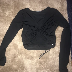 fin populär svart tröja  - fin populär tröja i stl S, gillar den jättemycket men har flera likadana så säljer nu! 