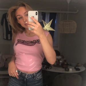 Rosa topp - Helt stört cool och snygg rosa topp. Jag har fått den och kommer från början av 2000 talet. Så snygg och unik, de står glamorous I pärlor på bröstet. Skriv för fler bilder och priset kan diskuteras🤩🥰🥰 