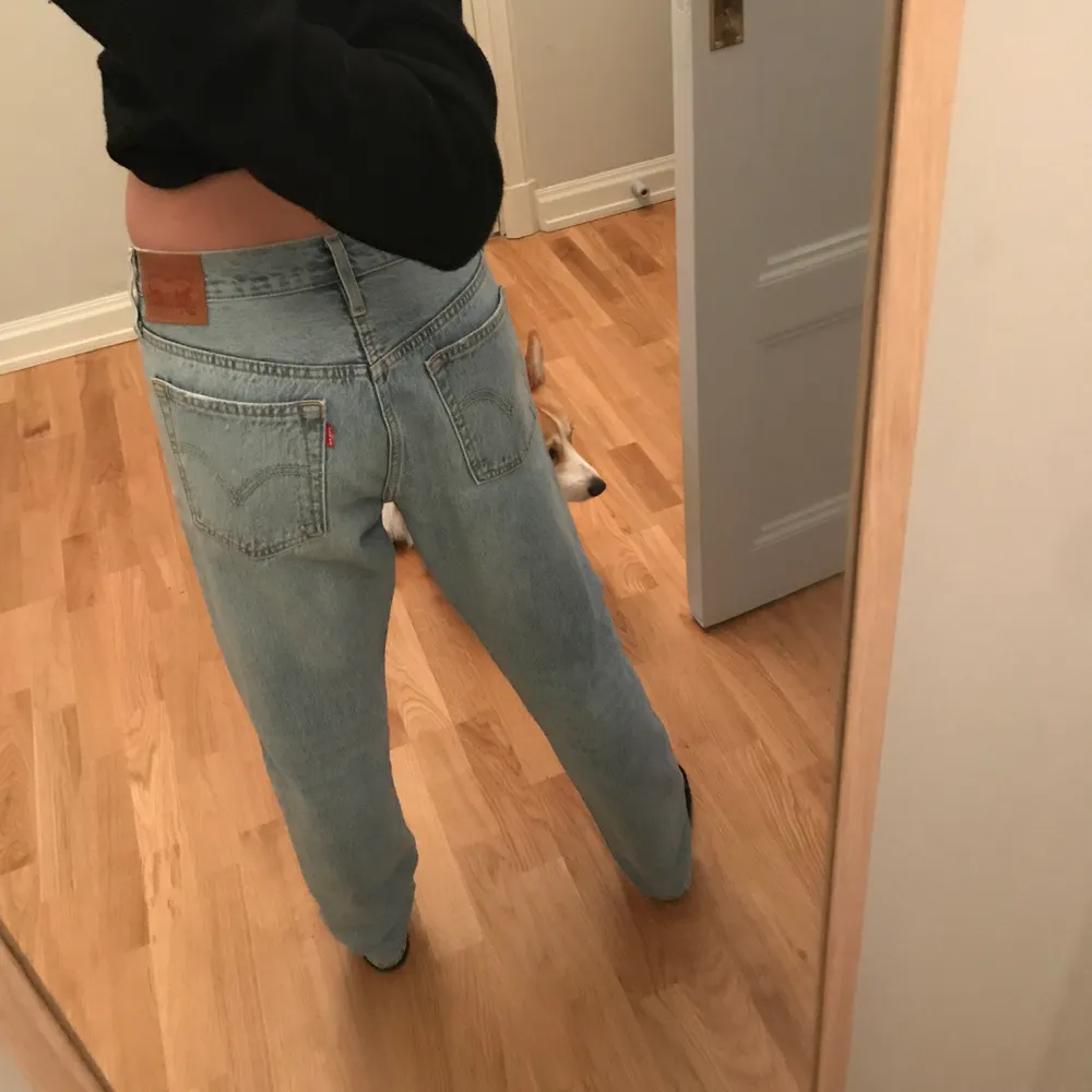 Säljer dessa oanvända Levis jeans i storlek W29 L30 / S. Modellen är ”501 skinny”, tyvärr var de alldeles förstora för mig men annars supersnygga. . Jeans & Byxor.