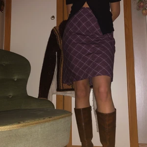 Rutig kjol - Jättefin lila, rutig kjol, passar storlek S. Köpt på stadsmission men använder den alldeles för lite för att känna att jag kan behålla den 💜