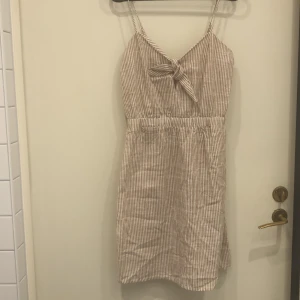 Söt klänning från Nelly  - Supersöt klänning från Nelly! Den är endast använd någon enstaka gång, så som ny! Den är liiite see thru, men funkar jättebra om man har beige under! Storlek 34, men passar en liten 36 också! Priset är inklusive frakt 
