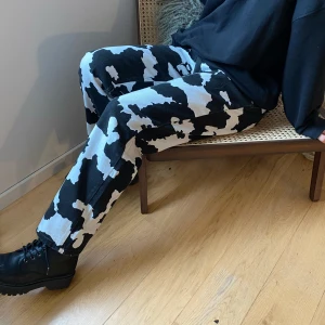 Komönstrade jeans - Köpte dessa byxor online men är lite för små för mig. Därför säljer jag dom här istället för att slippa betala retur. Byxorna är i 38 men skulle säga att dom är små i storleken.