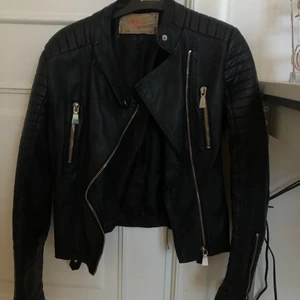 Skinnjacka  - Skinnjacka från chiquelle. 