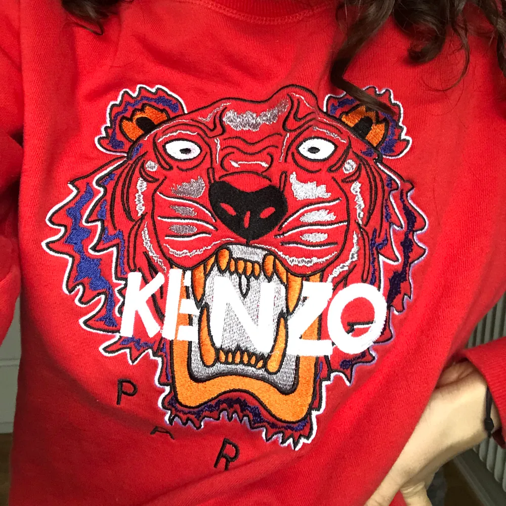 Röd kenzo tröja i kids modell. Väldigt unik med färgen, köpt på NK i Stockholm för några år sedan kommer tyvärr inte till användning. Sitter som en XS/S💓 köparen står för frakt. Tröjor & Koftor.