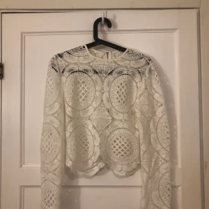 Fin broderad tröja. Oanvänd. Storlek 36.  - vit broderad tröja med guld dragkedja i ryggen. 