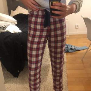 Pupulära pyjamasbyxor, passar bäst på folk under 170 cm. För korta för mig som är 175cm. Lite knoppriga!! Kan sälja billigare vid snabb affär. Lägg ett bud! Frakten blir gratis om buden blir högre än 100 kr 