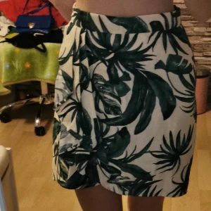 Vit/grön kjol, S - Bra skick, köpt på h&m, säljer för att den aldrig används. Säljs för 25kr❤️