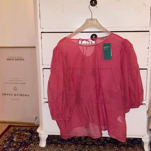 Rosa blus i meshtyg samt med puffärmar från H&M. Aldrig använd. Köparen står för frakt 🧡