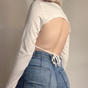 Långärmad croptop - Långärmad croptop med öppen rygg. Köpt från Shein och aldrig använd då den är för genomskinlig för mig. Strl S, frakt 22kr.