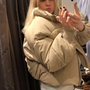 Beige jacka - Supersnygg jacka från Zara. Helt slutsåld! Stl s