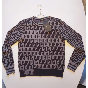 Fendi grå tröja strl S - Jättefin grå tröja, är dock lite kort i ärmarna för mig.