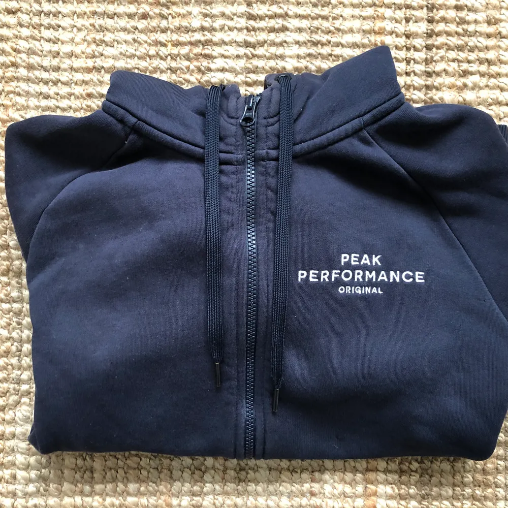 En marin/mörkblå hoodie med zipper och luva från peak. Säljs för att den inte används. Mycket bra skick! Kan fraktas eller mötas upp i stockholm/uppsala. . Hoodies.