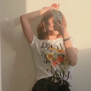 ✨🌺 vit blommig tryck t-shirt! 🌺✨ - t-shirt med fiori blombukett-tryck! 🌺 enkel men stilren och kryddar definitivt till looken! matcha med ett par jeans och klackar och du får genast den där parisian chic viben 🥴🥐 frakt tillkommmer eller möts upp gratis i gbg! kontakta vid frågor! 💌 