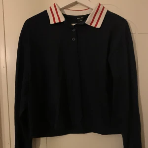 Långärmad tröja - Knappt använd, muddar på ärmarna i samma mönster som kragen 