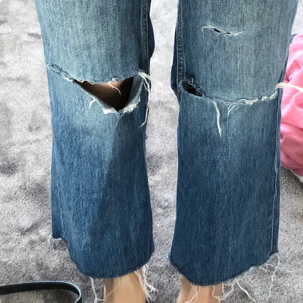 Slitna jeans från Gina tricot. Har gjort om dom själv. I storlek 34. Bra skick. Köparen står för frakt. Står ej för postnords slarv 🤎. Jeans & Byxor.