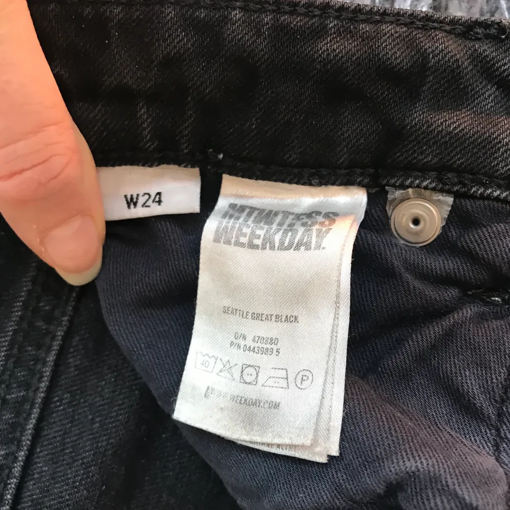 Fina weekday jeans. Inte använda super mycket, och o bra skick. Det står W 24 i dem, skulle säga att de passa XS/S. Köparen står för frakt. Budgivning kan förekomma.. Jeans & Byxor.