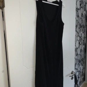 Svart kortärmad långklänning✨ - Svart kortärmad långklänning i såå bekvämt material! Märket är Wera✨