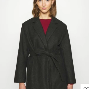 Kappa - Hje hej! Har tänkt att sälja min fina rock. Köpte o använde en gång. Säljerdå de inte alls är min stil. Bilderna är tagna från zalandos sida men om ni är intresserade så skickar jag gärna bilder. Rocken är grå/svart och slutar nästan under rumpan för e längre. Inköpspris 400kr