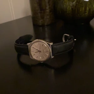 Certina klocka - Säljer en automatisk certina klocka med läderarmband. Klockan tickar men stannar med jämna mellanrum samt har har en repa på glaset därav priset.