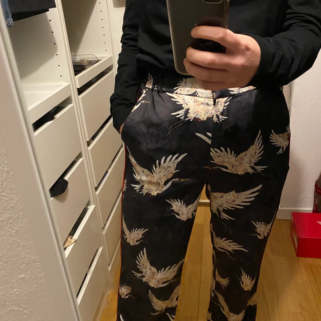 Glansiga kostymbyxor med fåglar