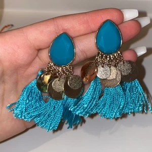 Turkos örhängen  - Turkos färgade örhängen, aldrig använt eftersom jag redan har ettpar andra som likar dessa ganska mycket