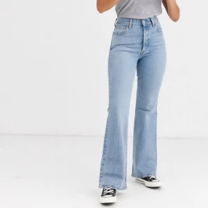 Levis jeans - Dom här assnygga Levis jeansen modellen ”ribcage flare” knappt använda faktiskt