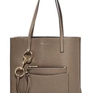Marc Jacobs Väska -  MARC JACOBS The Bold Grind Ew Shopper  Väskan är fantastiskt fin och praktiskt. Har en grå/grön/brun nyans som heter 'mushroom' och passar till allt!  Det är den mest praktiska väska jag någonsin haft. På insidan har den ett innerfack med dragkedja och 2 fickor för mobil t ex. Så det blir som 3 fack inuti (går att ha ner en laptop i den). På utsidan har den en ficka samt en liten väska/necessär/plånbok som man kan ta loss och ha separat. Nypris: 5500kr