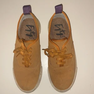 Eytys mother   - Eytys klassiska sneakersmodell "Mother" i ljusorange mocka. Färgen ”Ginger”. Storlek 39 men passar mig som vanligtvis har 38 i eytys. Något smutsiga men annars fint skick. Nypris 1700kr säljer för 400. Med tillhörande eytys dustbag. 