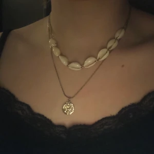 Snäck halsband med en rund guld symbol - Säljer detta halsband som är två halsband fast de sitter ihop. Har inte använt det så ofta eftersom det inte är min stil. Säljer för 30 kr + 22 kr frakt 💖 köparen står för frakten 