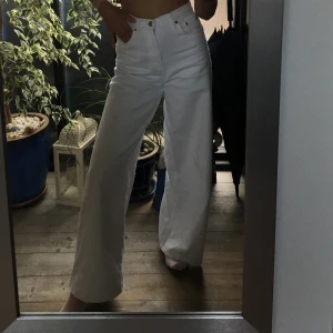Vita jeans  - Coola vita jeans från Topshop!!😍  stl W25/L30, passar mig som är 163 i längden. 200kr eller bud ✨