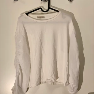 Vit zara tröja  - Vit tröja från Zara, materialet skiljer sig i ärmarna den resten av tröjan. Mysig lite lösare tröja som passar snyggt med ett par jeans 👖 säljs för 20kr, spårbar frakt betalas av köpare 66kr eller möts upp i Malmö 