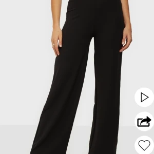 Utsvängda byxor  - Utsvängda byxor från Nelly, aldrig använda. Säljer pga att jag fick dom i present i för stor storlek. 