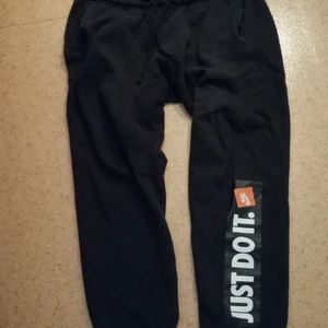Sweatpants Nike!  - Jätte fina sweatpants, mjukisbyxor från Nike. Svarta. Text på benet "JUST DO IT." Storlek XL. Är i jätte fint skick. Oversize, jätte sköna. 