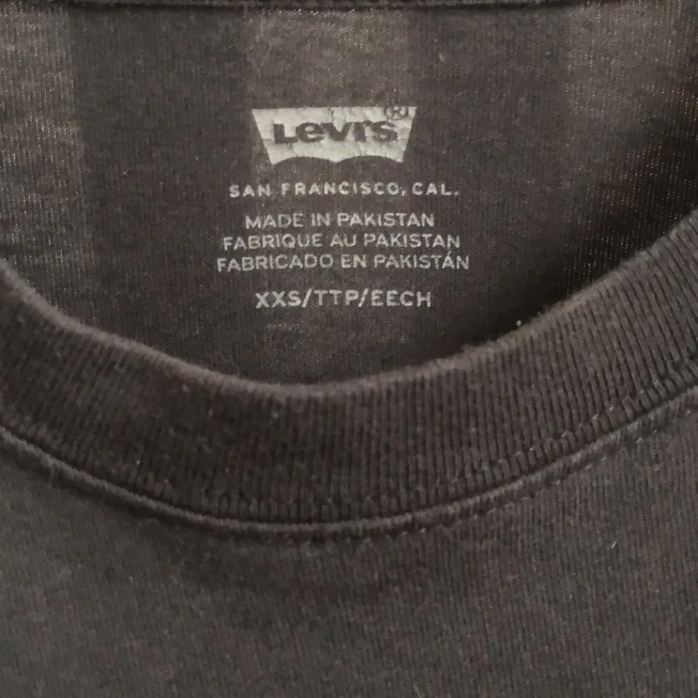 En svart lite over sized tunn tröja från levi’s i strl xxs. Den har texten Levi’s på båda ärmarna och en liten logga på framsidan. Sällan använd och i bra skick, köparen står för frakten. Toppar.