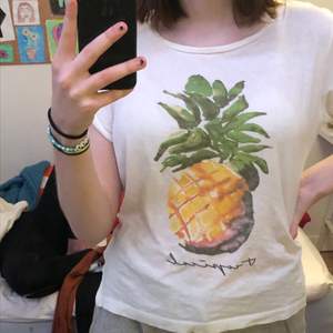 En vit ganska genomskillning t-shirt från H&M. Den har en jättefin ananas på framsidan!