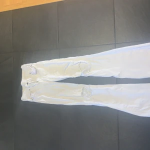 Slitna jeans - Säljer ett par vita dr denim jeans med slitningar vid knät, de är verkligen supersnygga & har fått väldigt mycket komplimanger av andra. Strl S/32 alltså s i midjan & längden är 32. Har tyvärr växt ur de men hoppas att någon annan kan få anvindning av de💕💕150 inkl frakt