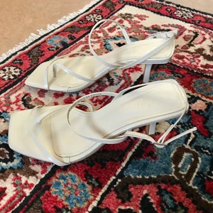 Zara sandaletter storlek 35/36 -kitten heel - Säljer ett par sandaletter från Zara som endast är provade inomhus. Storlek 35 men passar även en 36:a då de är stora framtill. Nyskick! Klacken är liten, ca 5 cm 
