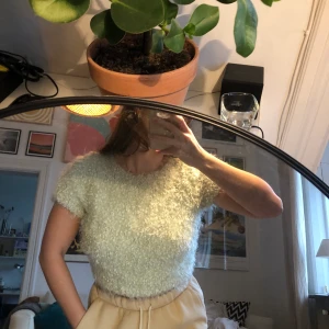 Mintgrön fluffig topp - Mysig och annorlunda topp från topshop! Ljuset i bilden ger den inte rättvisa! 